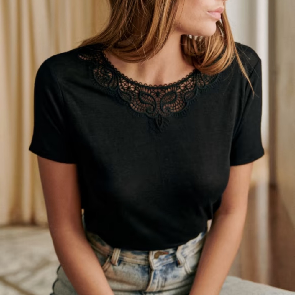 NWOT Sezanne Mina T-shirt in black